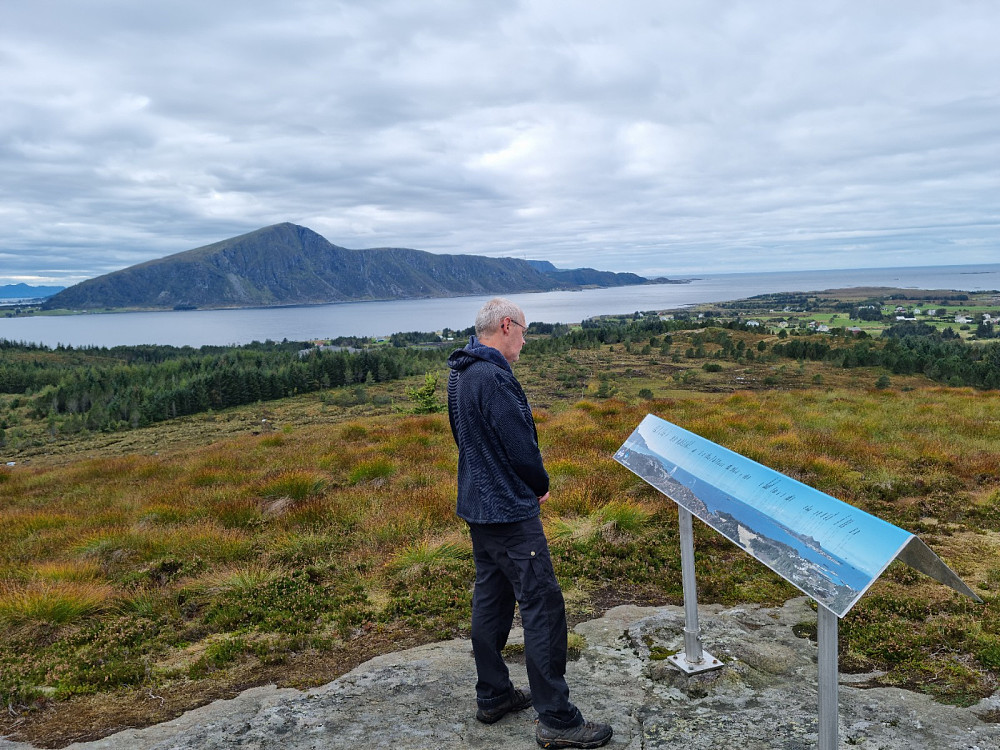 Toppen med utsikt til Skulen på Flemsøya