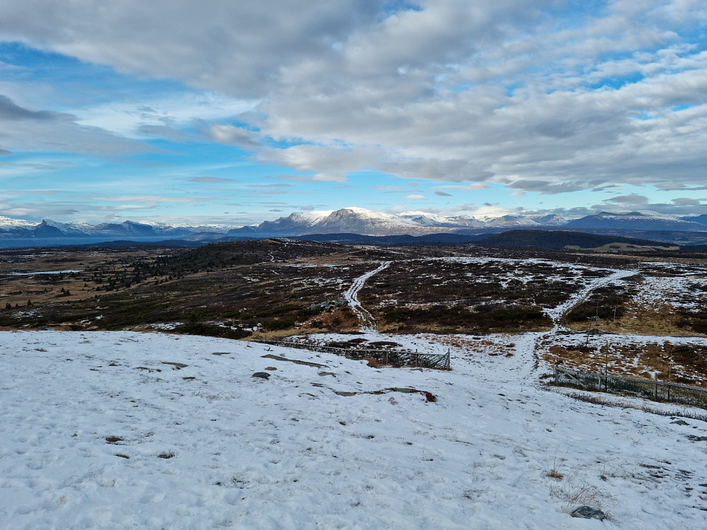 Usikt fra Storefjell og mot fjellene bak