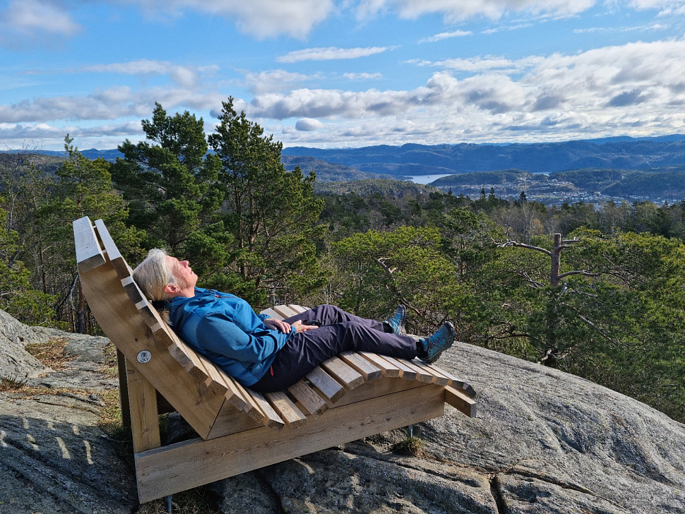 Nydelig benk på nedsiden av bygningene der oppe