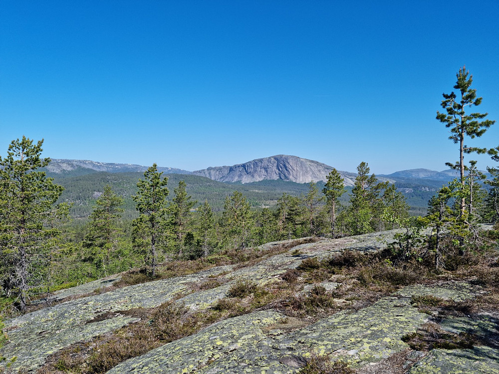 Utsikt fra kanten over bla. Hægefjell