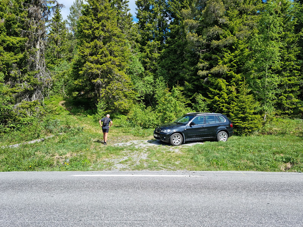 Parkering ved stistart, men bare en liten lomme. En lomme til litt lengre mot Høydalsmo