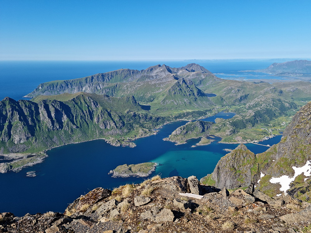 Utsikt over Tangvåg og Saupstad fra toppen