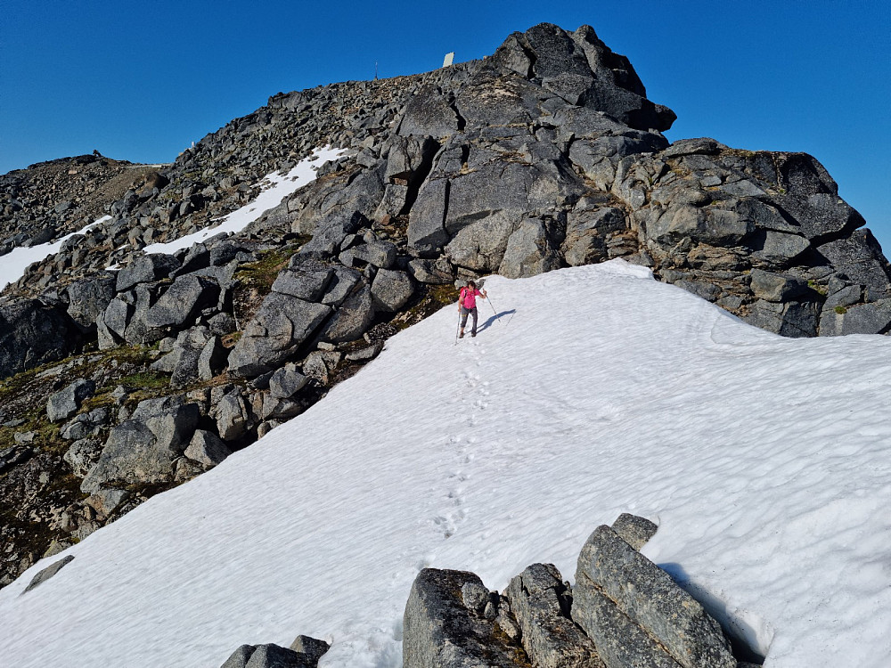 Litt ekkel snøfonn på vei mellom toppene