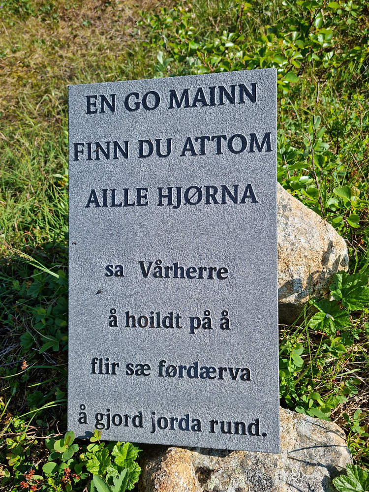 Etter en kommer opp den bratte lien, står dette skiltet. Her skal du ta til venstre, ikke til høyre der det står en rød stikke. Vi trodde den nye stien gikk der. 