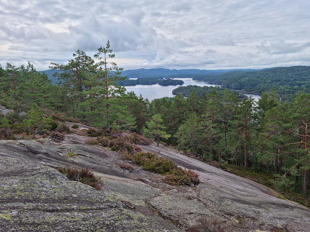 Fin utsikt over vannet Nedre Toke fra toppen