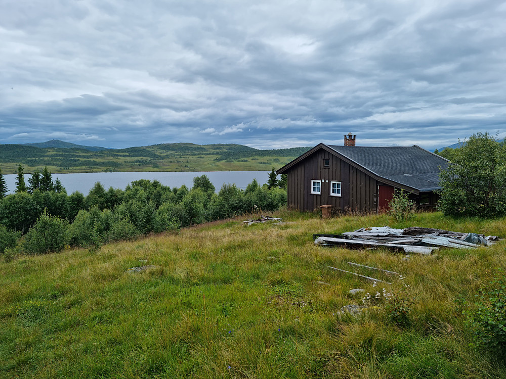 Stien går opp rett før hytta