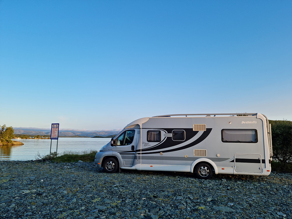 Parkerte og overnattet her nede ved vannet på denne p-plassen der båten går til Mogan. Kr 50,- pr døgn.