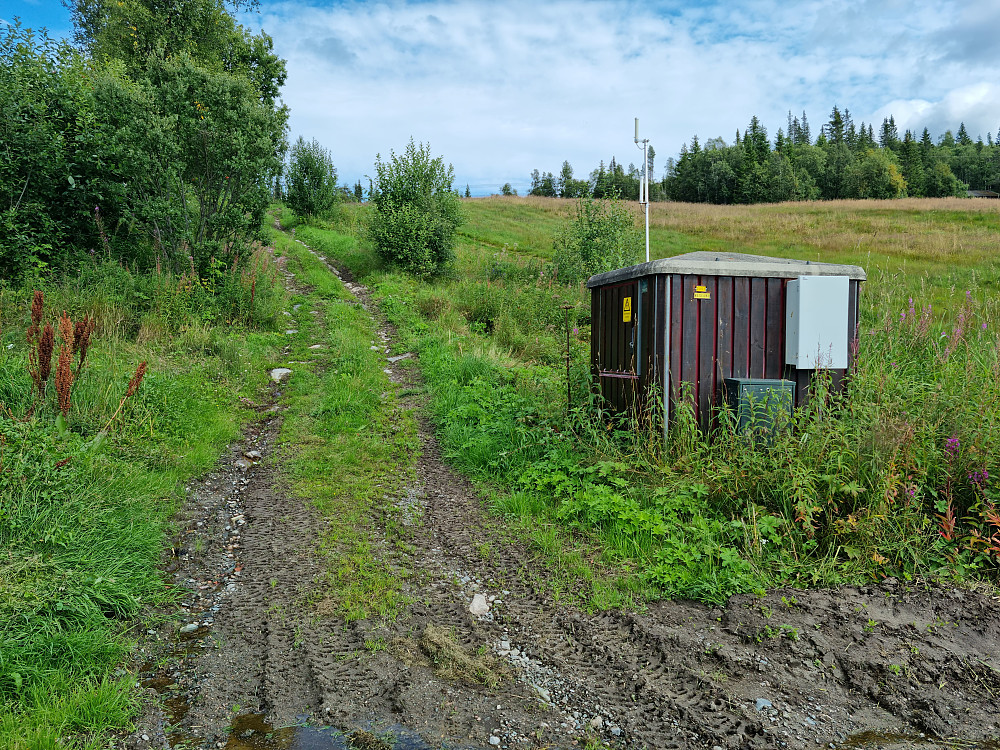 Ikke lett å parkere her ved stistart, men det kan gå med en liten bil