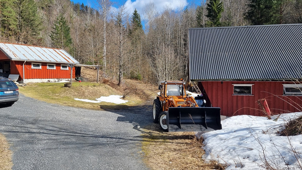 Mellom disse bygningene går traktorveien vi fulgte