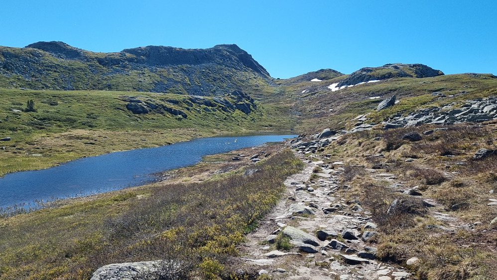 God sti i idyllisk natur