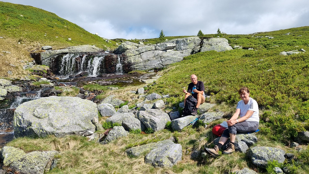 Matpause her vi tok av fra stien mot Jørrungnatten. Idyll