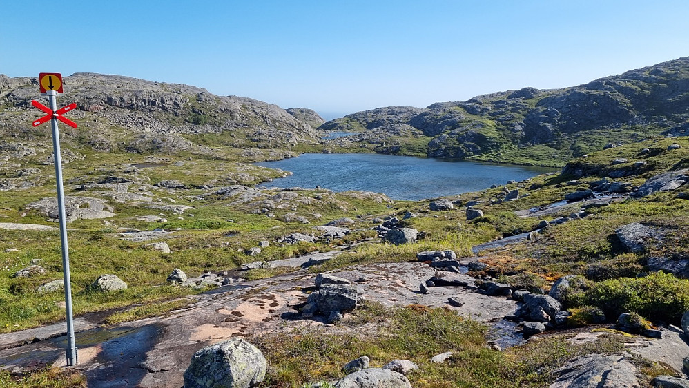 Skuterløypa går over vannet, stien opp berget