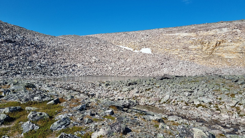 Her er det mye stein av det kranglete slaget. Pleier nok å ligge snø