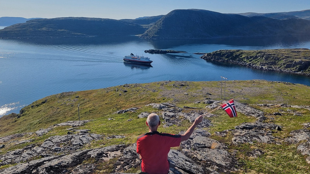 Kristen vinker med norsk flagg