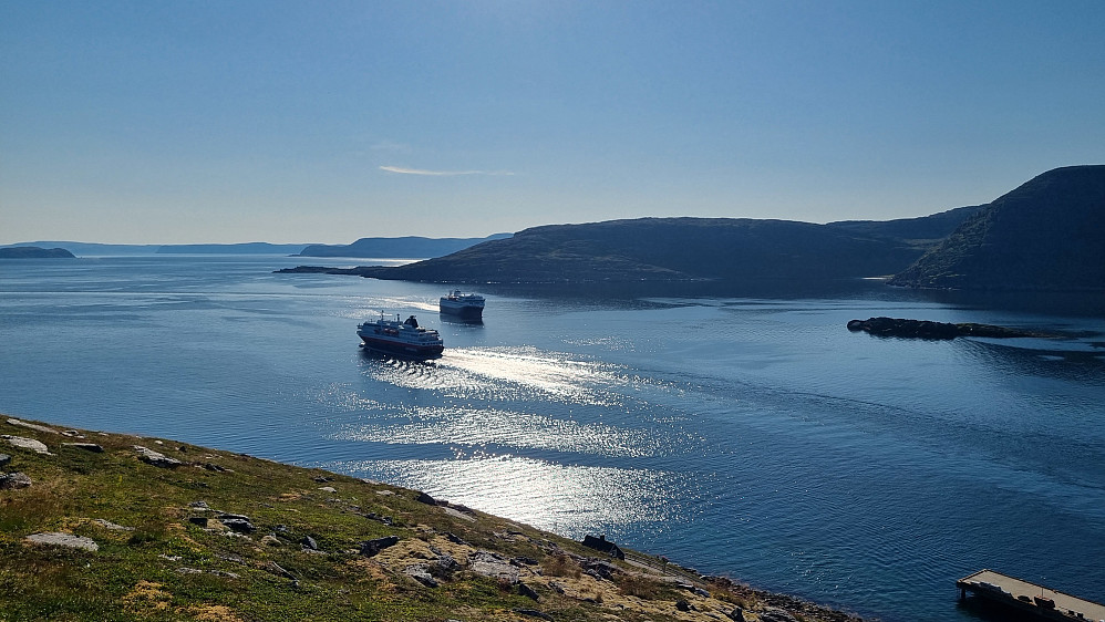 Nordgående og sørgående hurtigrute møtte hverandre. 