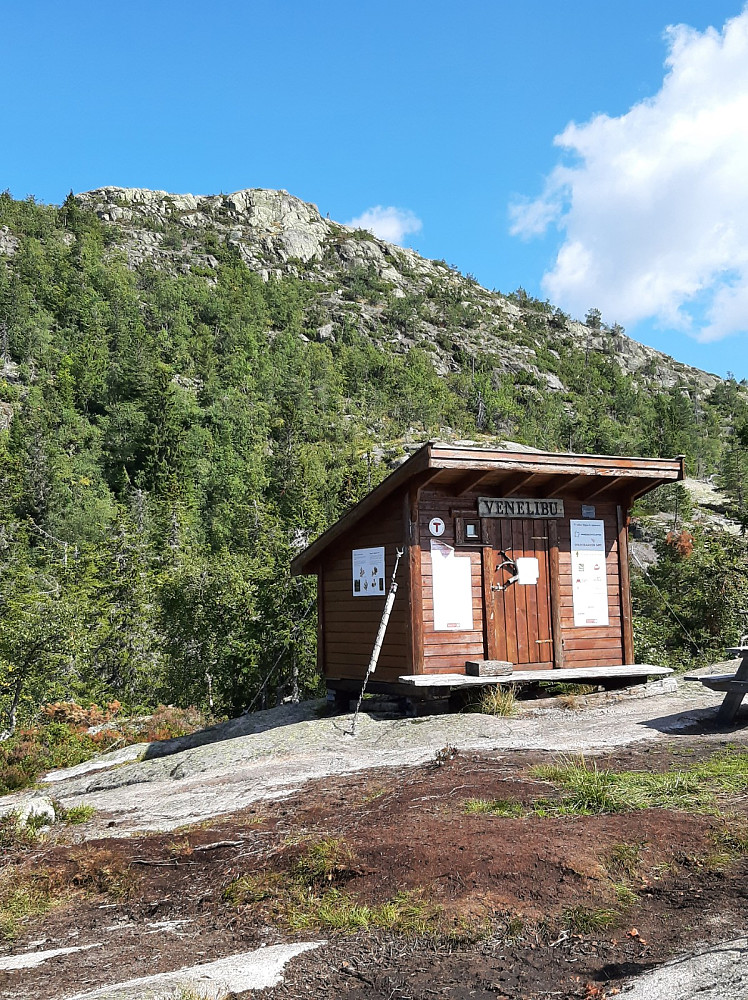 Venelibu med toppen av Venelifjellet i bakgrunnen.