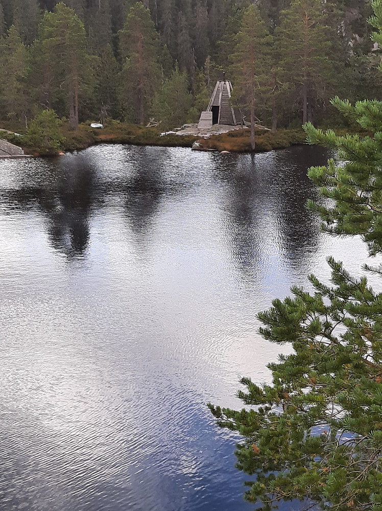 Gapahuk på motsatt side av Ormetjern. Er det sti dit? Jeg så ingen sti eller skilt som viste veien dit.