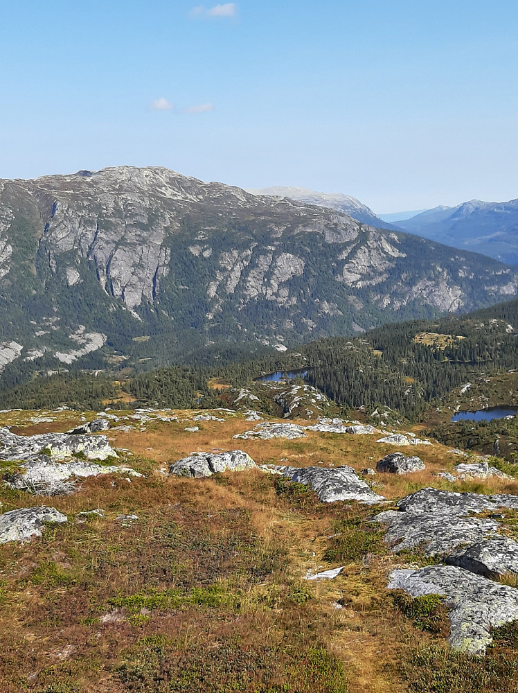 Utsikt mot Hestenutan og Skorvetoppen