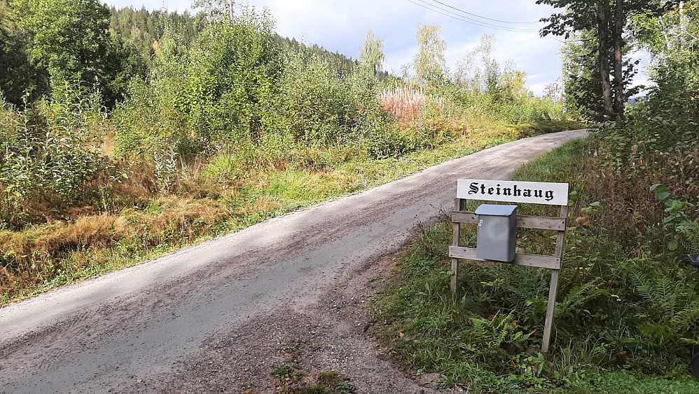 Her begynner stien av inn til venstre