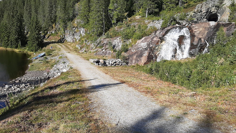 Bildet er tatt fra parkeringsplassen. Flott rasteområde.