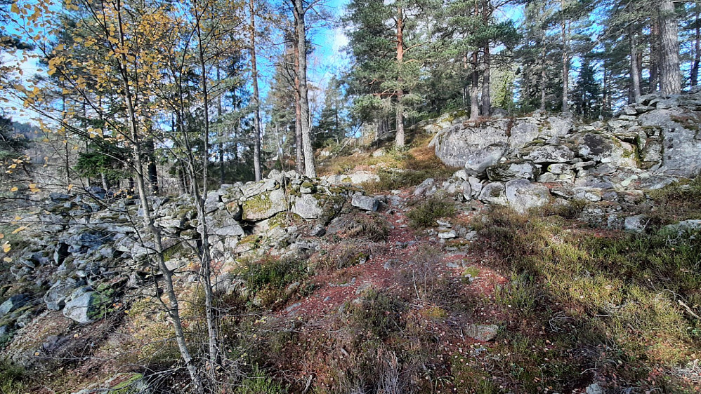 Bygdeborgen sett nedenfra (på vei opp).