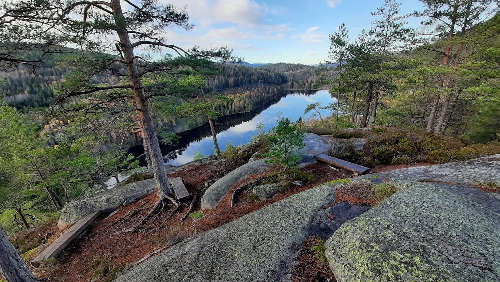 Fin rasteplass på toppen her. Stien videre til Bakkeåsen går ned til høyre for benken.
