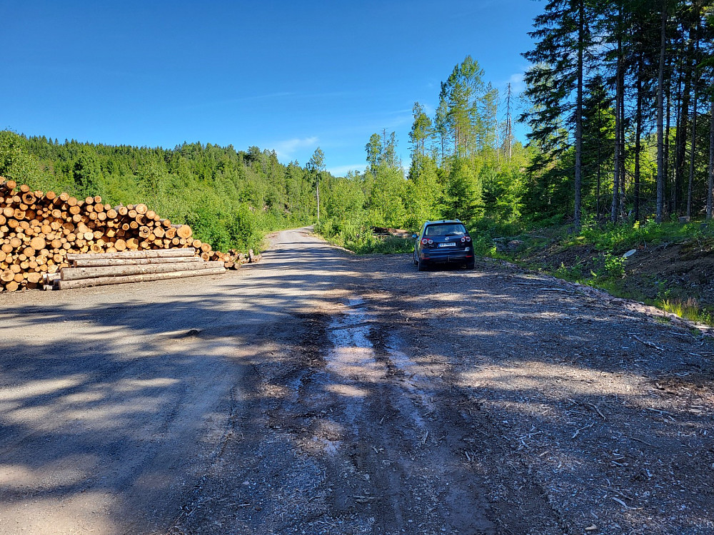 Parkerte her ved tømmerplassen. 
Deretter fortsatte jeg videre til Pres