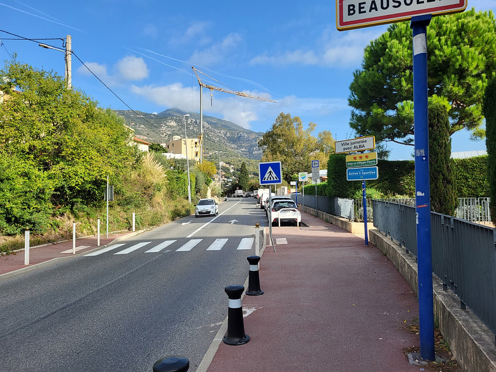 Grensa mellom Frankrike og Monaco, antar det høyeste punktet er i hagen til høyre her rett ved siden av heisen.