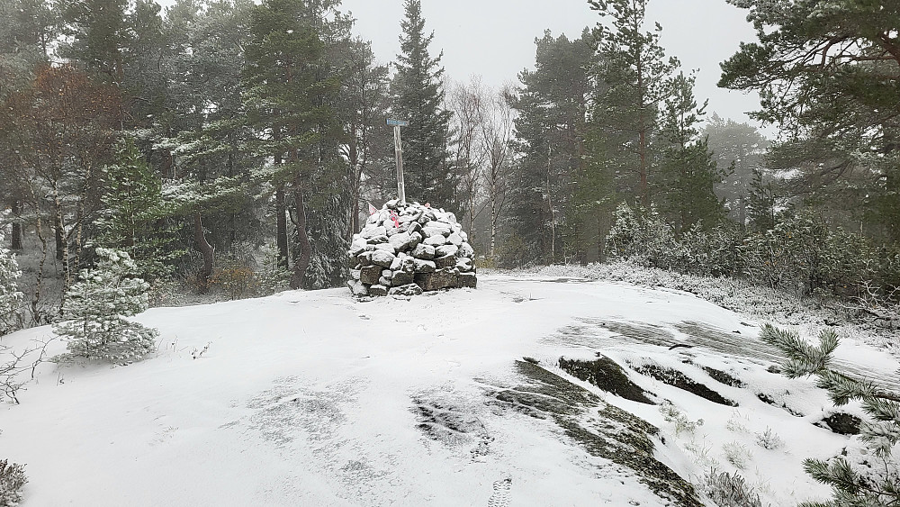 Den første snøen i år på toppen av Fjerdingen.
Surt på toppen idag med vind og minus 5 gra