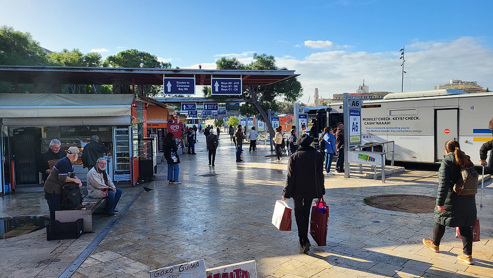 Bussholdeplassen i Valletta.