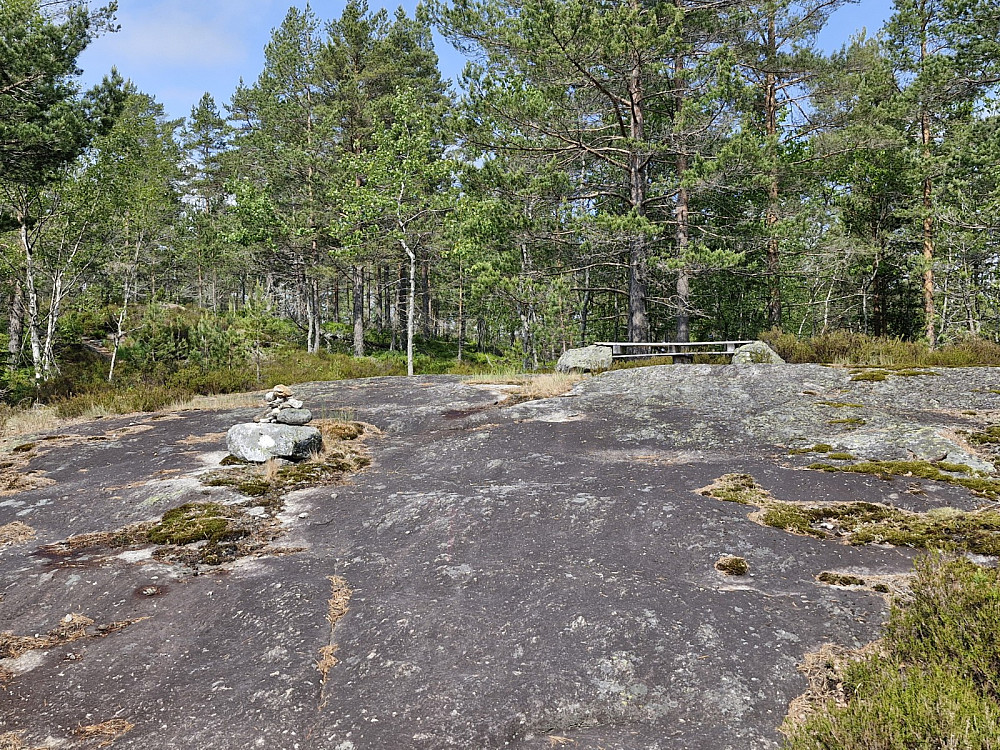 Rasteplass langs stien.