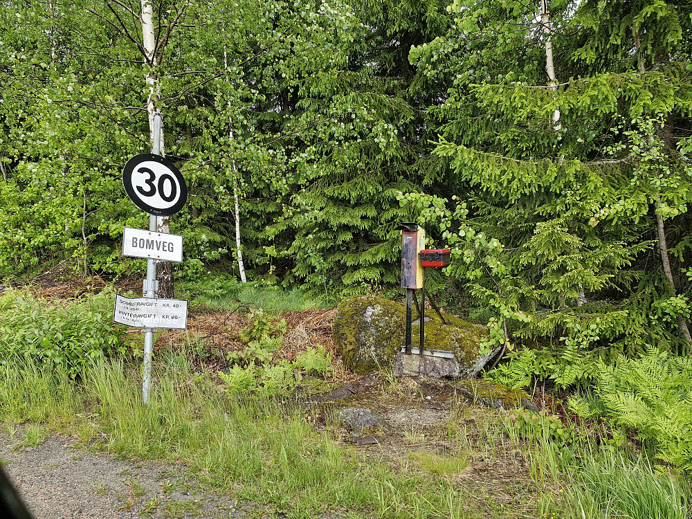 Bom med betalingskasse. Sommer/vinter kr 40/80.