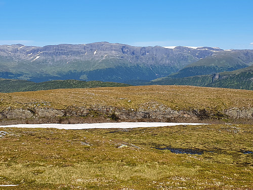 Mot Nummedalstolane i aust. Såvidt Fresvikbreen.