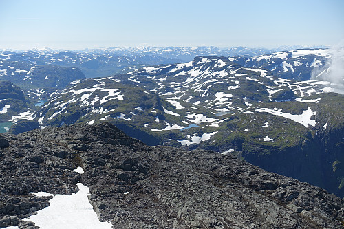 Utsikta frå det mest primære fjellet i Sogn sør for Sognefjorden og vest for Nærøyfjorden er formidabel.
Mellom anna, Hårteigen og Folgefonna.