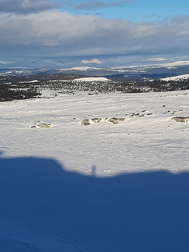 Alvdalssølen i horisonten. Fotograf i silhuett.