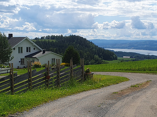 Under Leinetinden, sørvestover mot Mjøsa