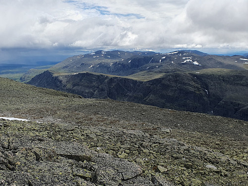 Mellom toppen og Skogshornrekka. Regn i Lykkjeland.