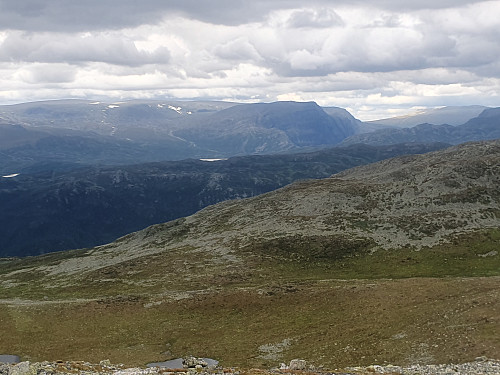 Frå Raudberg. Ranastongje og Steinbunøse. Og sovidt vasspegelen på Vavatnet.