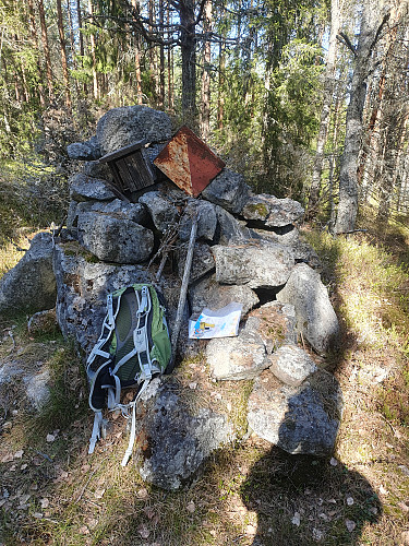Hugnsåsen: Skikkelig varde, utvæta turbok og o-post i rustent metall