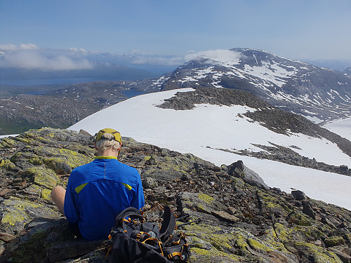 Amund på toppen av Brurskanken/Brovrese. Utsikt mot de to neste toppene.