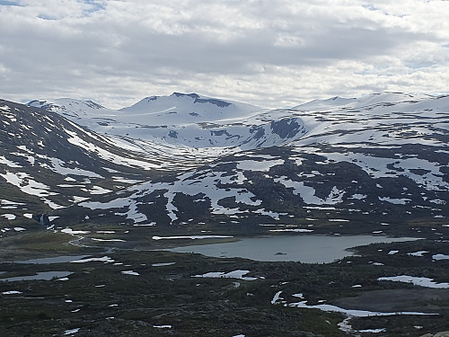 Nuorjjovárrene. En kan planlegge skitur i midmattsol oppi der.