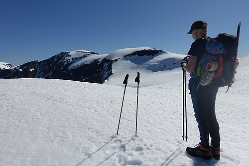 Fra snøkammen opp mot Holmbukttinden, mot Jiehkkevarri
