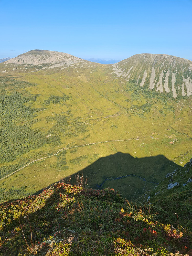 Å der nede sitt fruen å soler seg