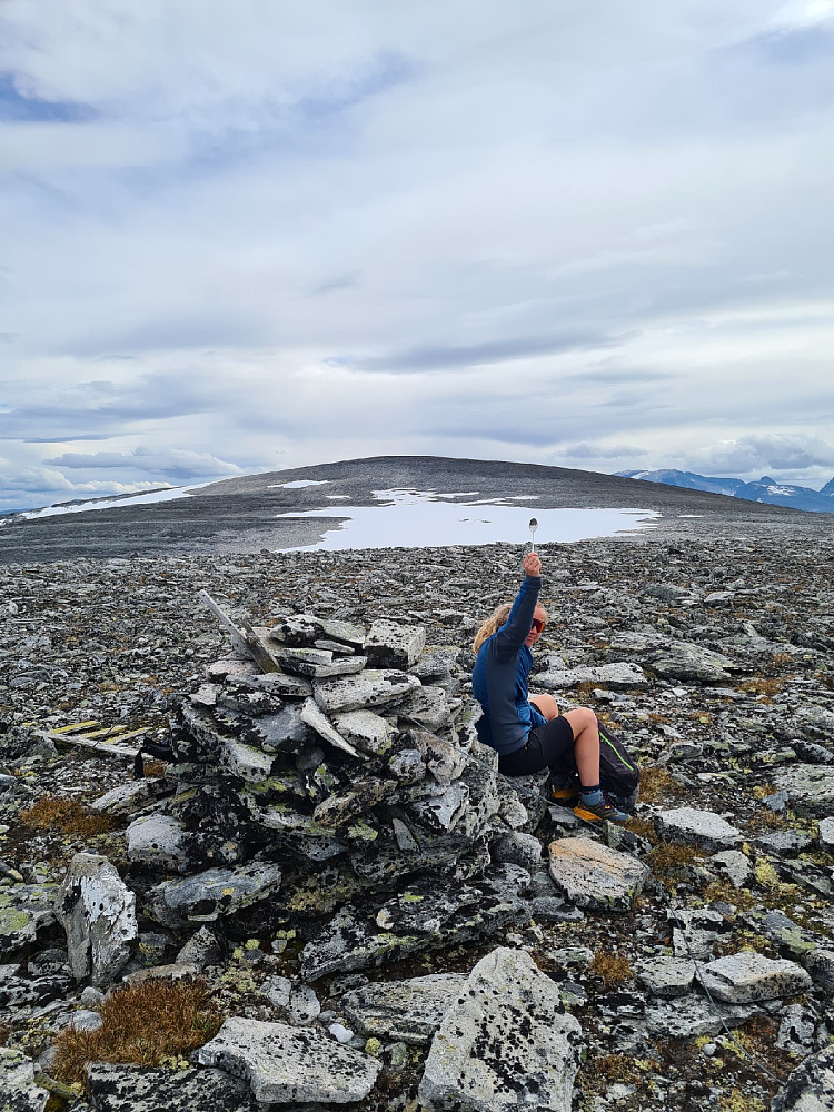 Fant av alle ting ei spiseskjei på toppen av varden på Steinkollen. Skirådalskollen bak 