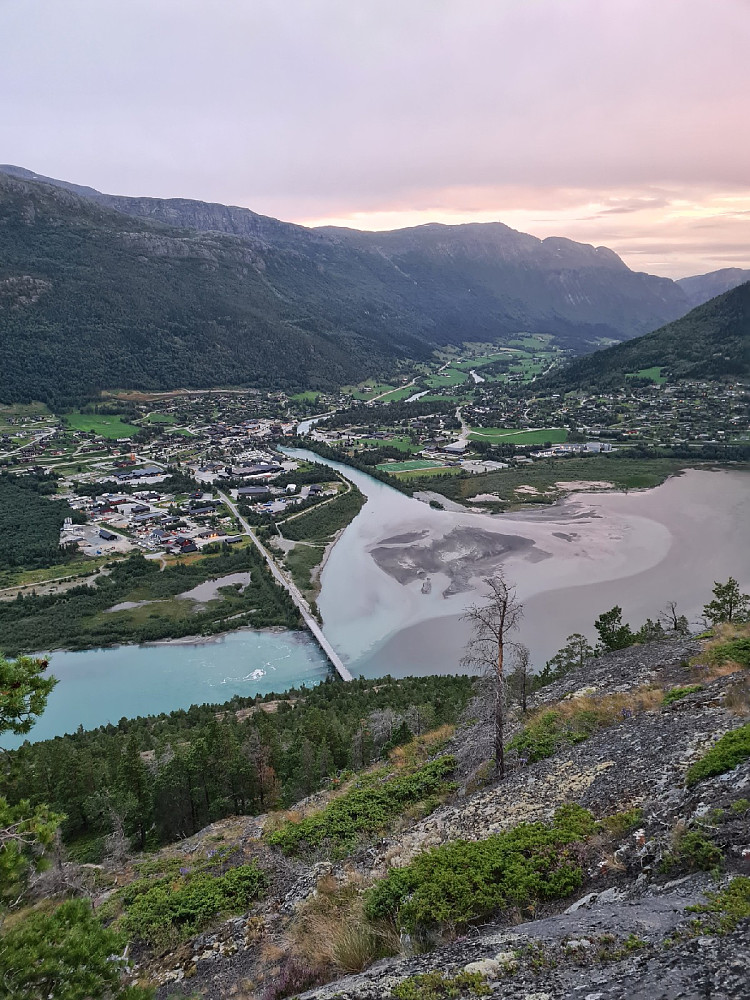 Lom sentrum sett fra utsiktspunktet midtveis oppe i lia