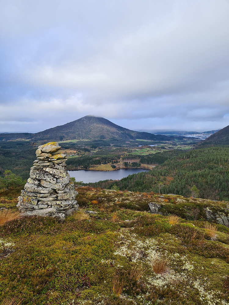 Utsikt nordover mot lett gjennkjennelige Jendemsfjellet