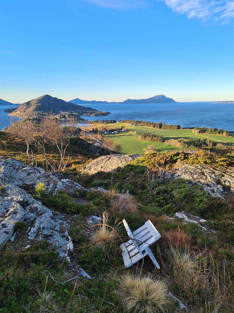 Utsikt fra toppen og vestover mot Nordøyane