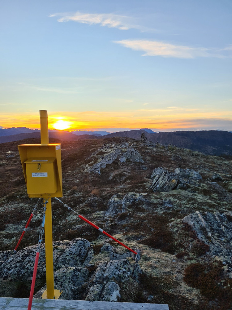 Fosnahøgdin og den vel gule postkassa til Raudsand IL