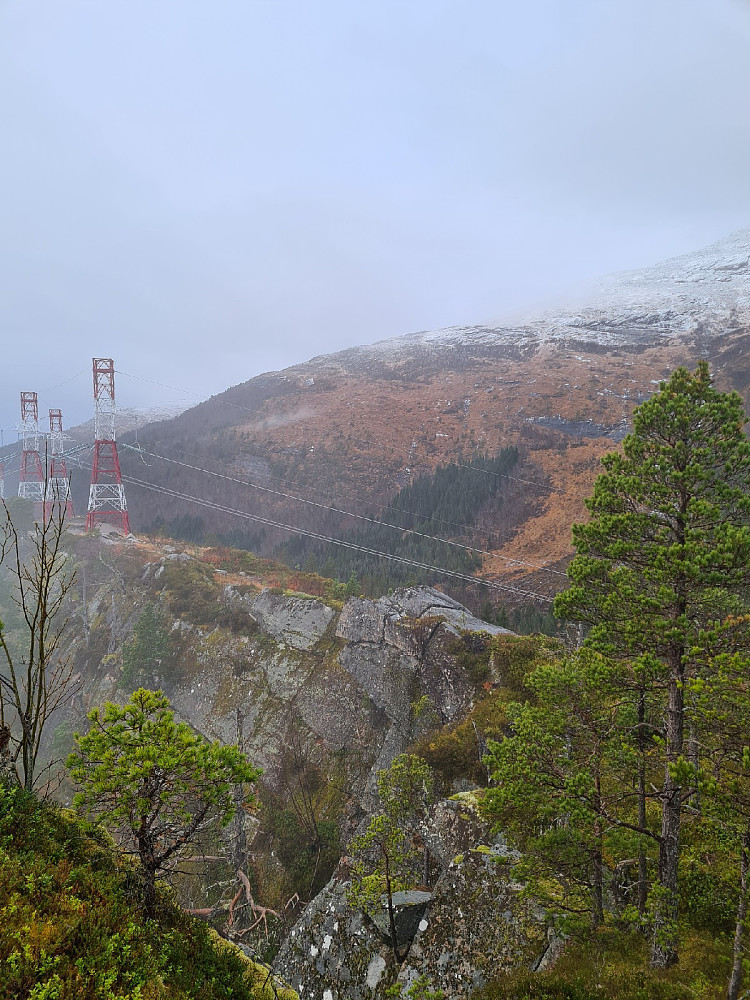 Bratt ned fra toppen mot Langfjorden, og her står Norges 3. lengste luftspenn