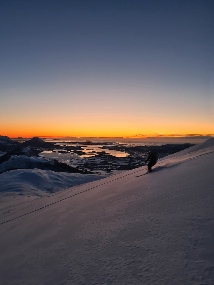 Fruen i fint driv etter solnedgang